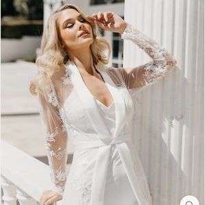 Like New Le Rose Stories bridal robe and slip. Size small. Only worn for photos